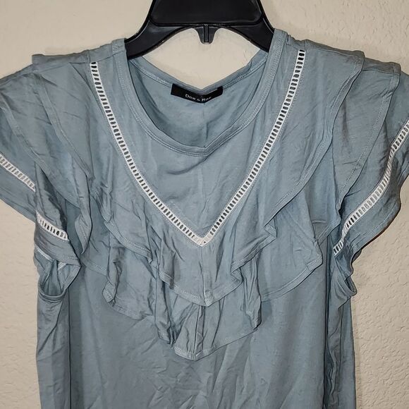 Doe & Rae Blue Sleeveless Ruffled Blouse With Lace Size Medium NWOT - Picture 2 of 3